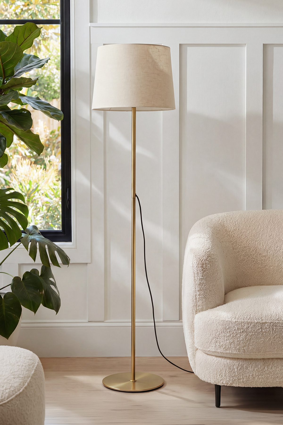 Lampadaire en métal à pied doré avec abat-jour crème Cora patiné pour salon, chambre à coucher & salle de séjour