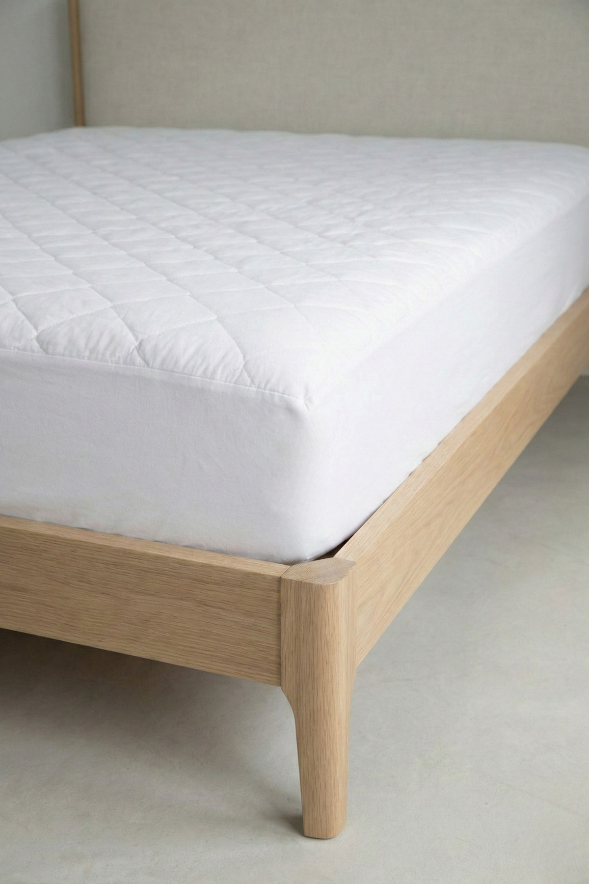 Protège-matelas en coton matelassé avec bord complet, blanc