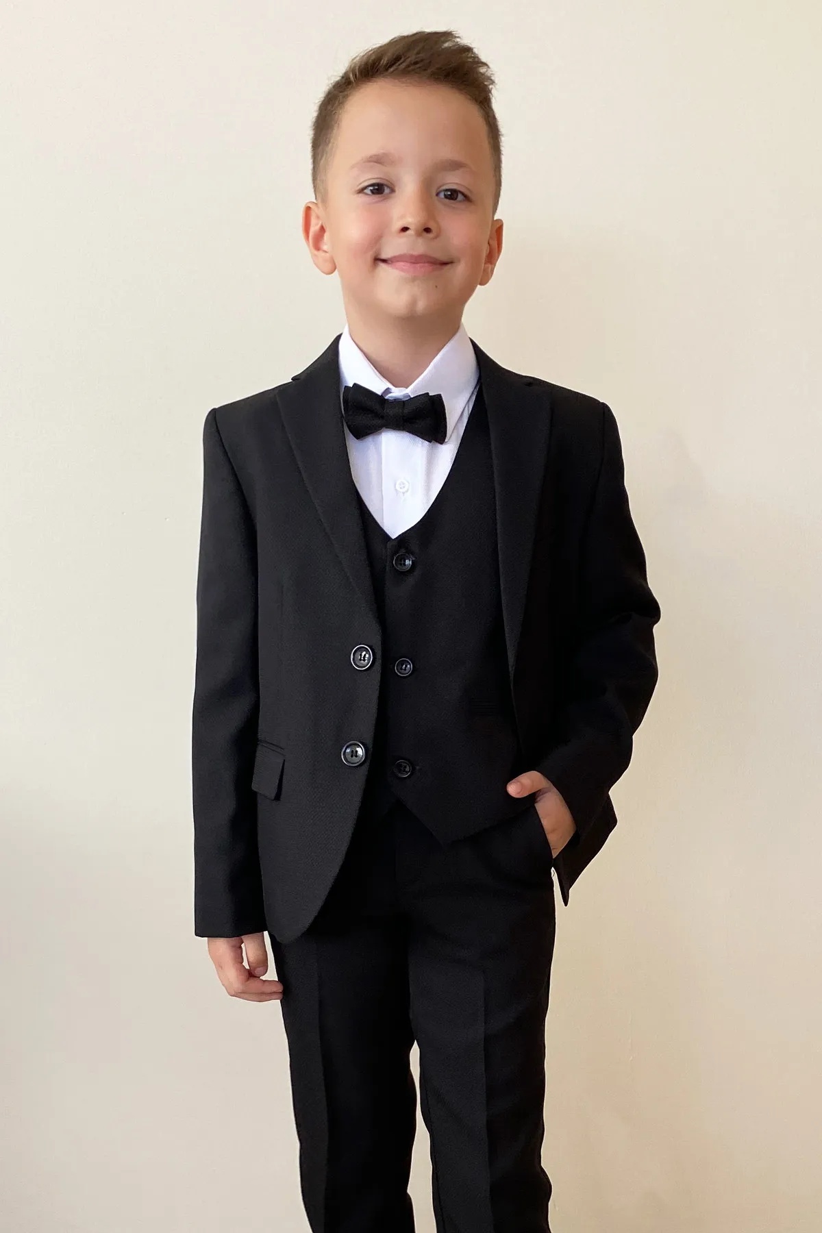 Costume pour garçon avec veste, chemise, pantalon, nœud papillon et gilet