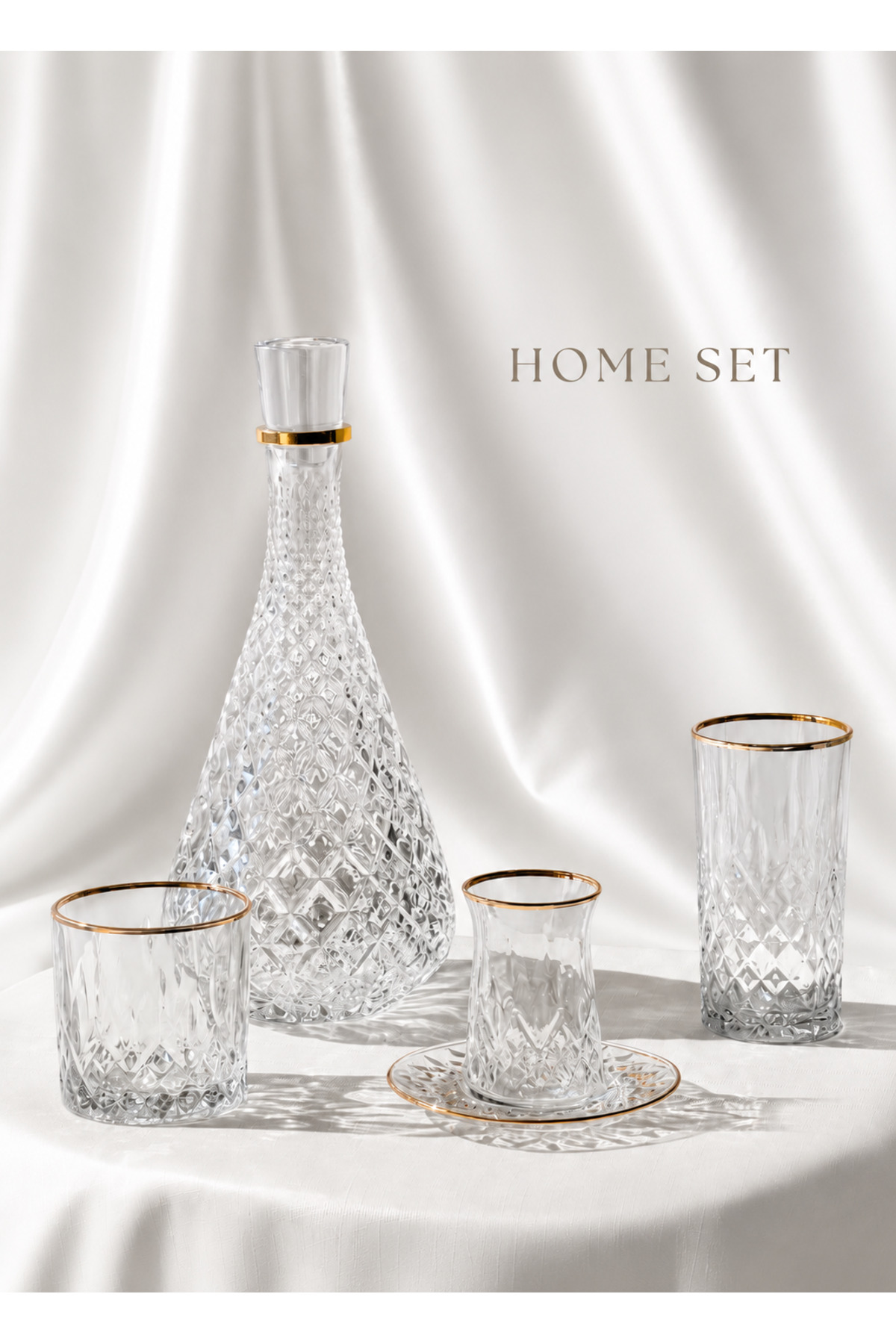 Set de Boissons en Verre Aspect Cristal  Pièces avec Détails Dorés | 1 Carafe, 6 Verres à Eau, 6 Verres à Boisson, 6 Verres à Thé, 6 Sous-tasses à Thé