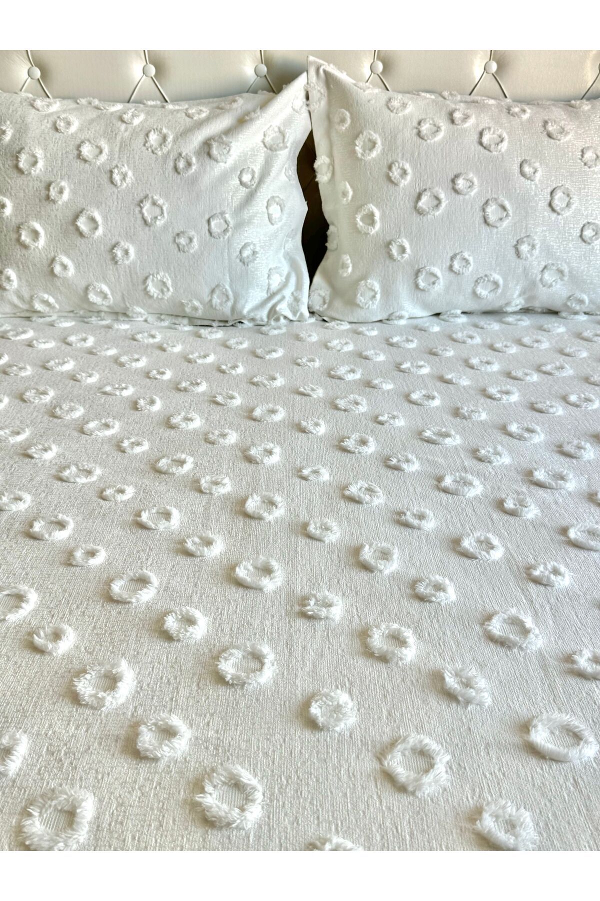Housse de lit double à pompons et 2 oreillers couleur écrue