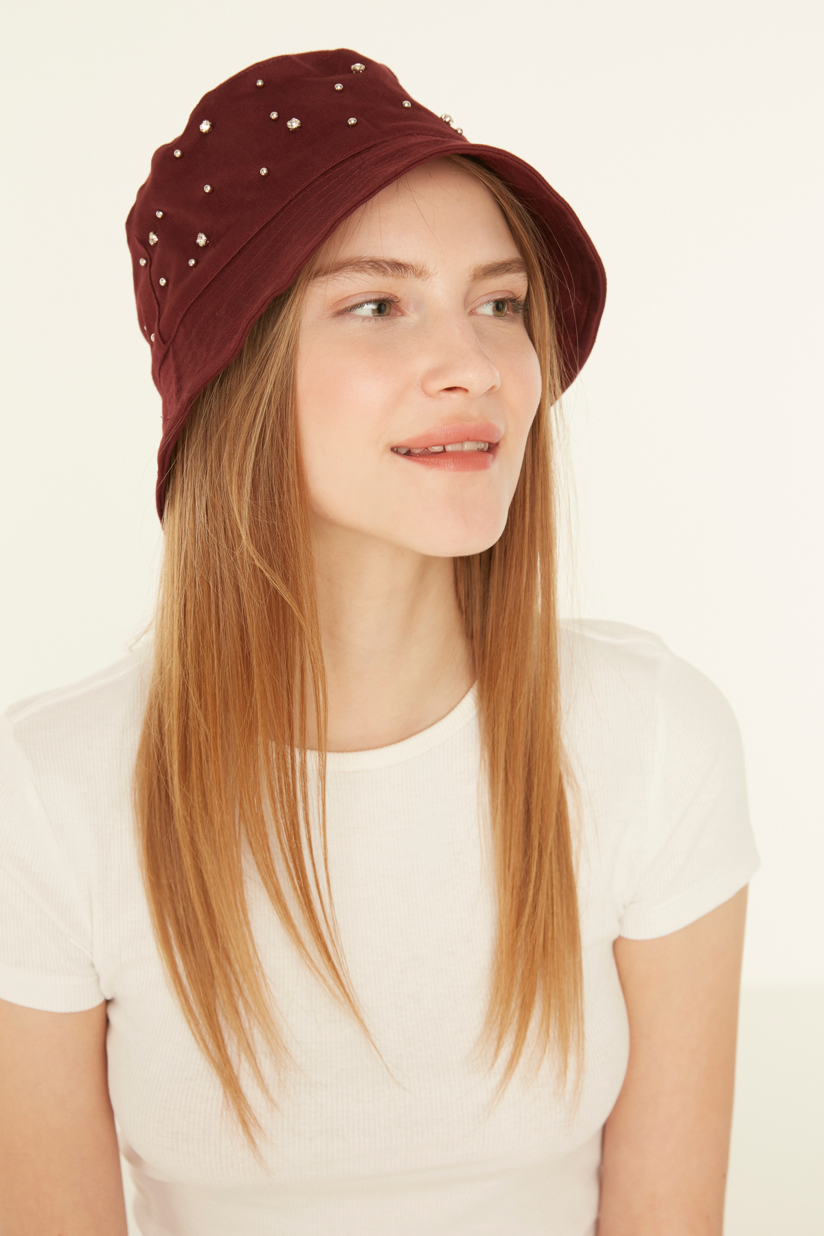 Chapeau femme seau bordeaux avec pierres