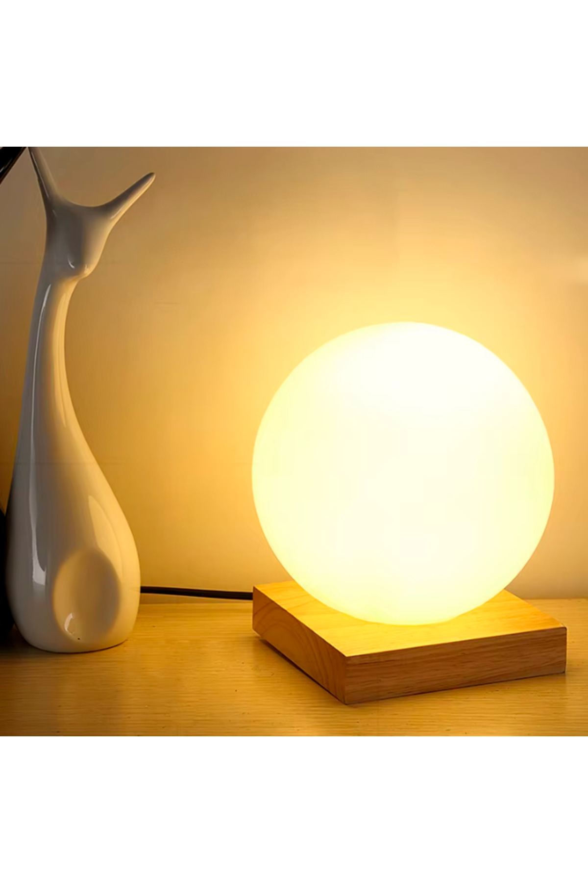 Lampe de nuit en verre sphérique avec abat-jour sur base en bois