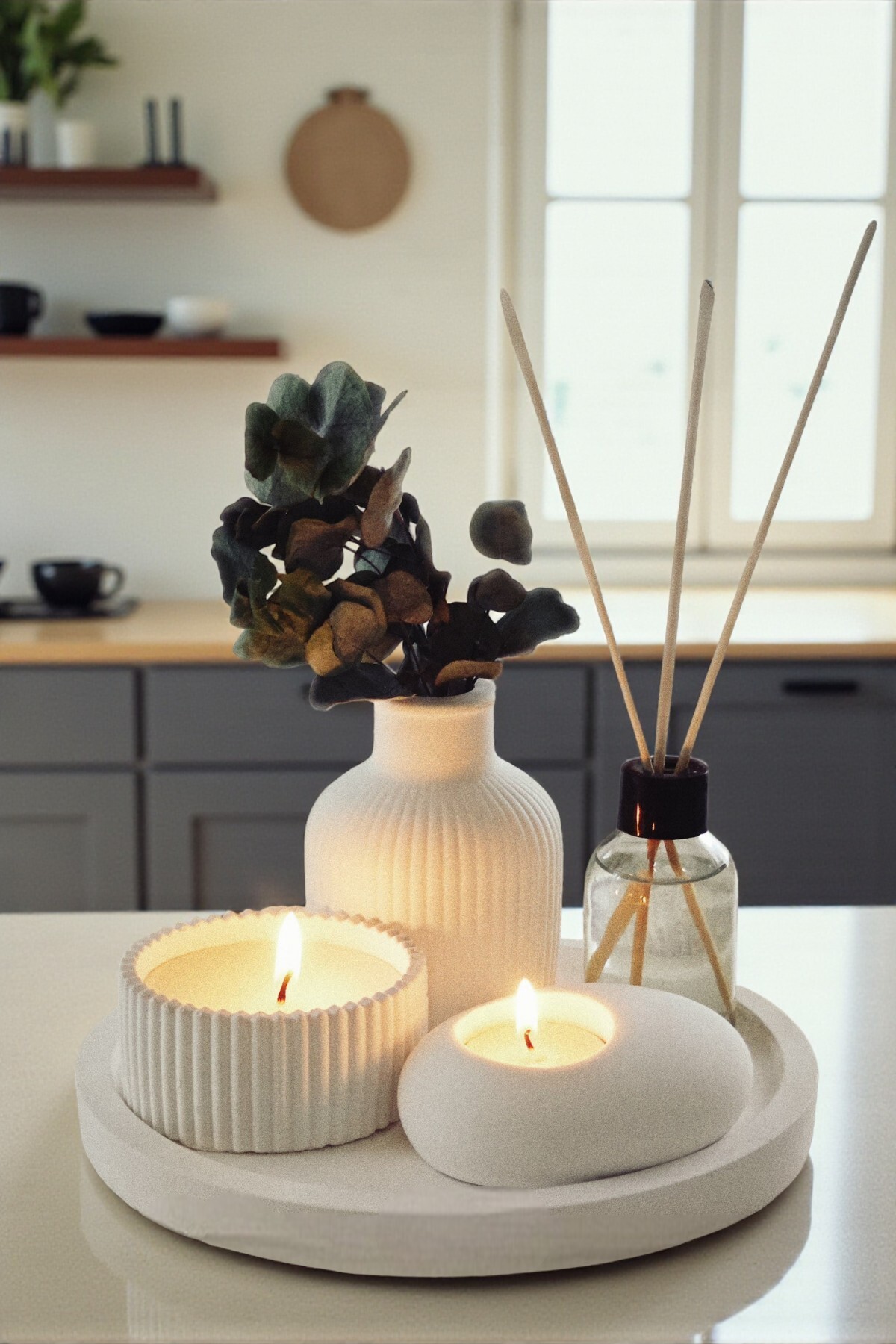 Ensemble-cadeau de 5 pièces sur plateau décoratif : Vase, bougie parfumée, porte-bougie tealight, parfum d'ambiance