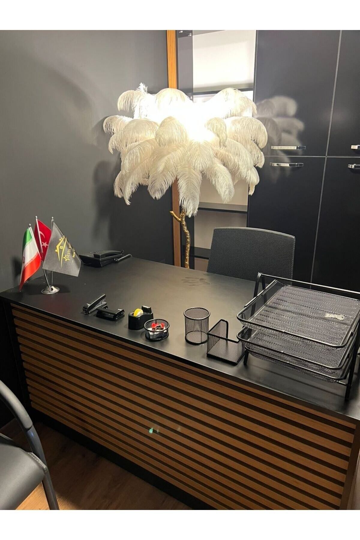 Lampadaire en plumes d'autruche ambre doré -édition spéciale-