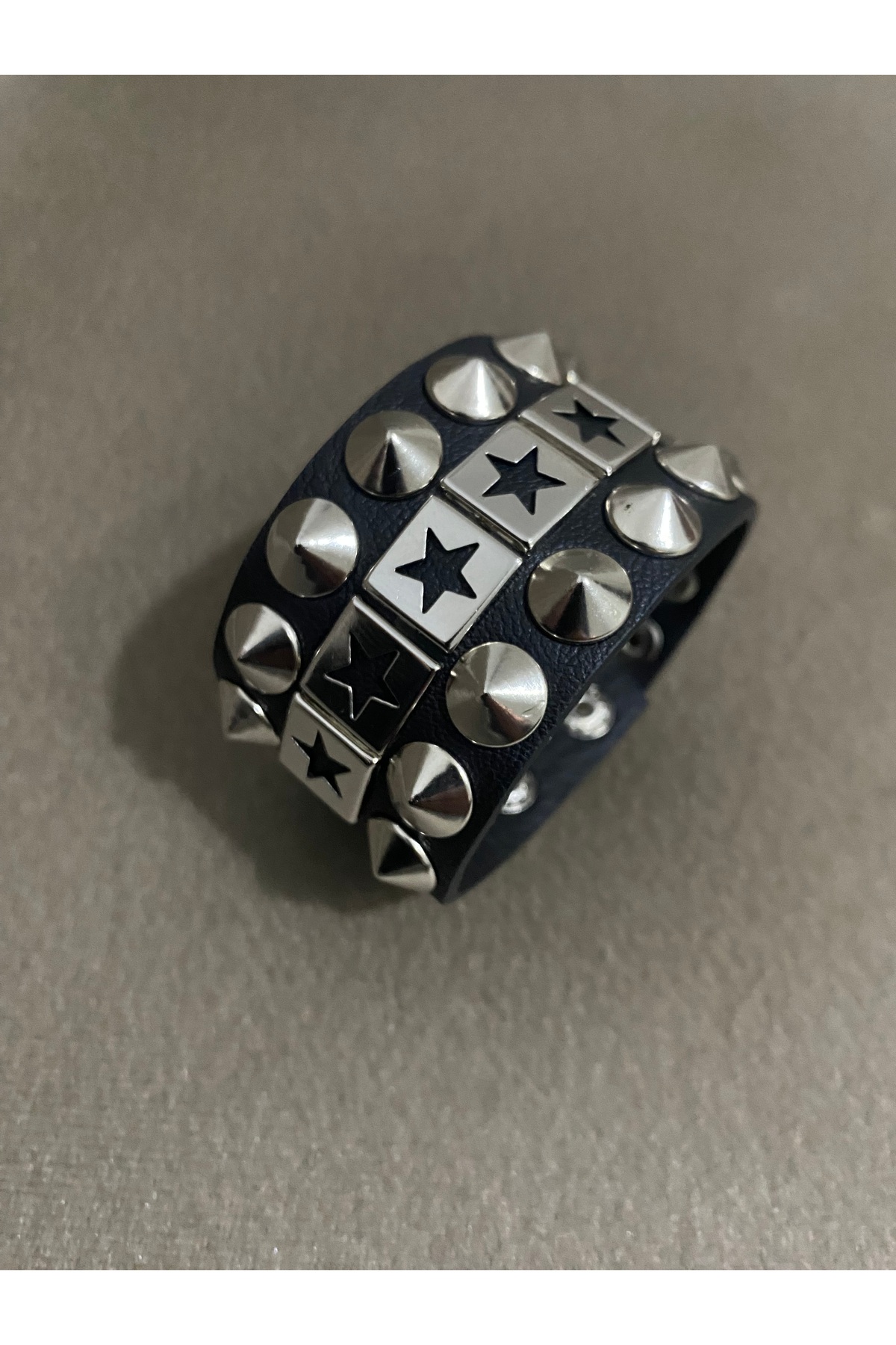 Bracelet gothique métal clouté d'étoiles de 4 cm