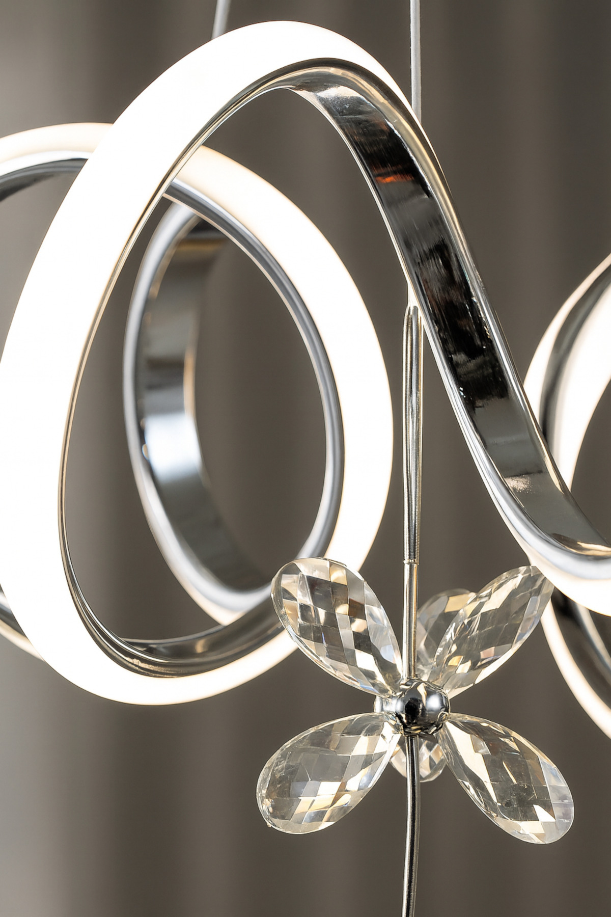Suspension LED moderne en métal chromé Elda modèle 3 couleurs pour salon, cuisine, séjour, chambre