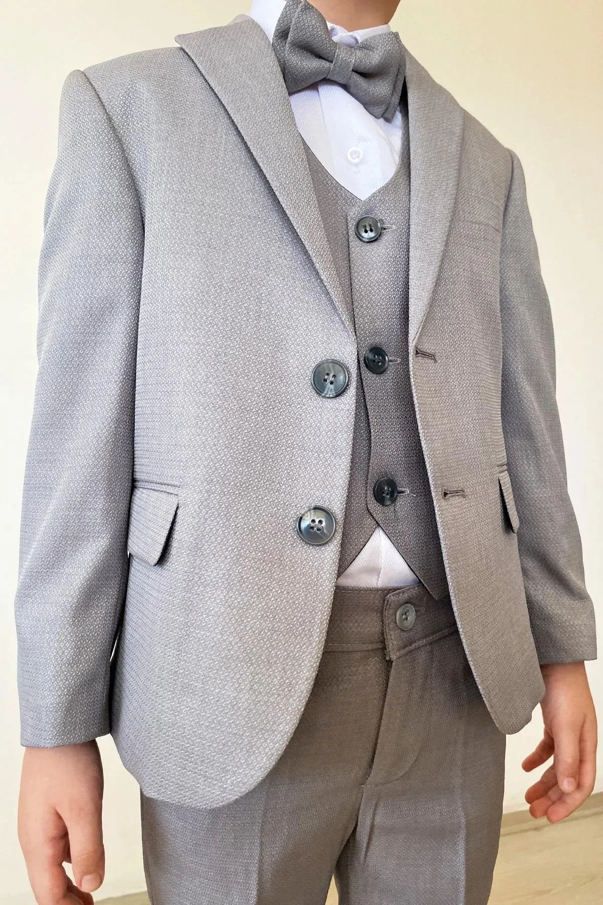 Costume pour garçon avec veste, chemise, pantalon, nœud papillon et gilet