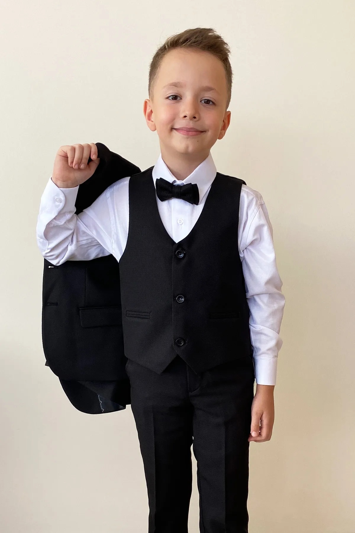 Costume pour garçon avec veste, chemise, pantalon, nœud papillon et gilet