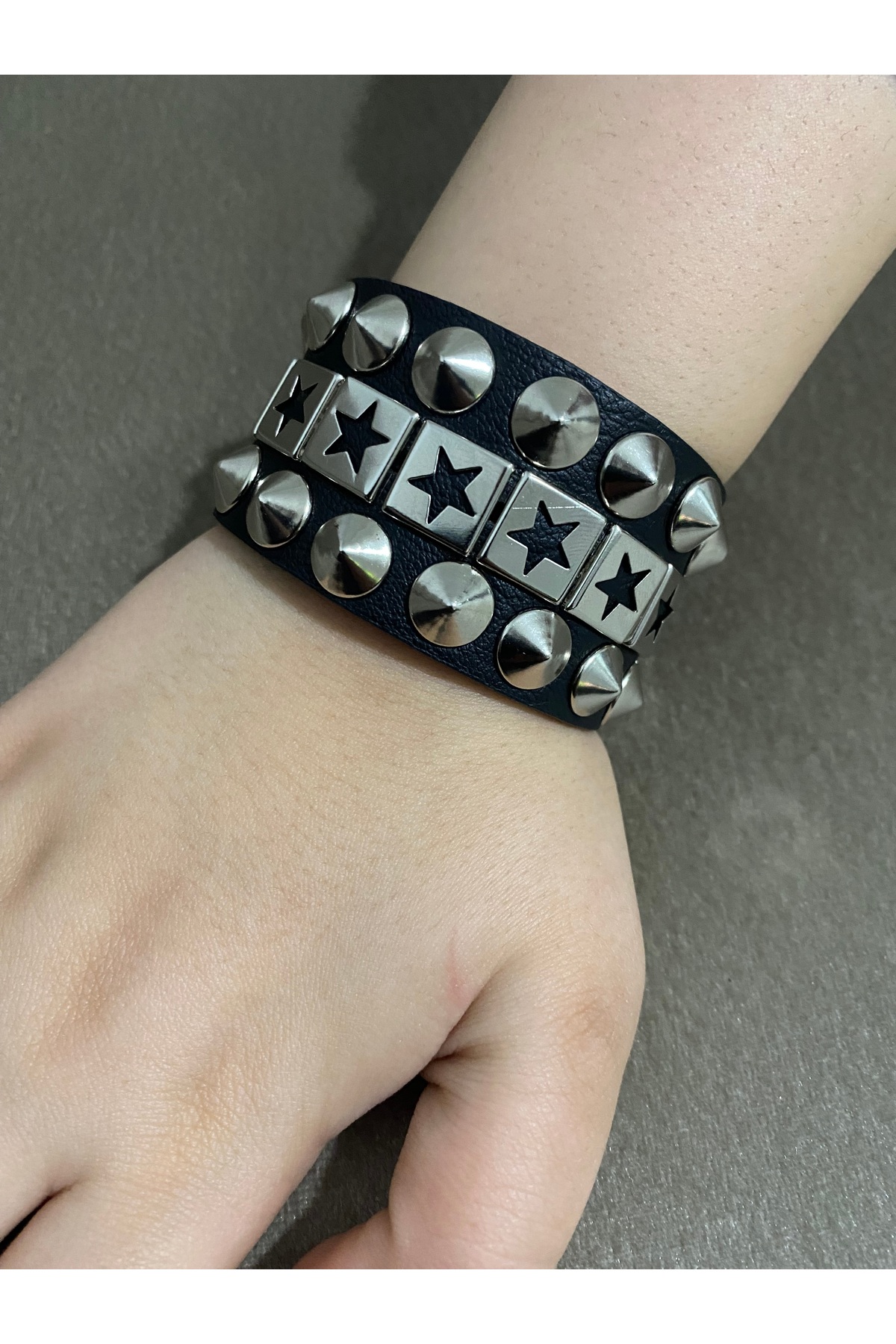 Bracelet gothique métal clouté d'étoiles de 4 cm