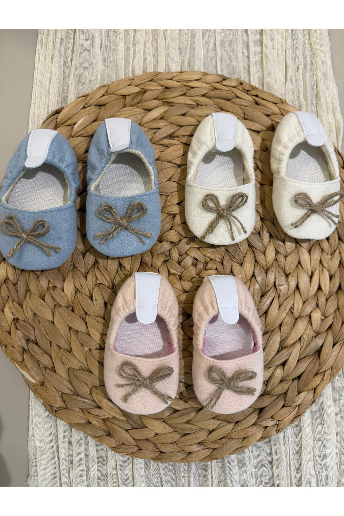 Chaussures pour bébé avec chaussons et ruban crème