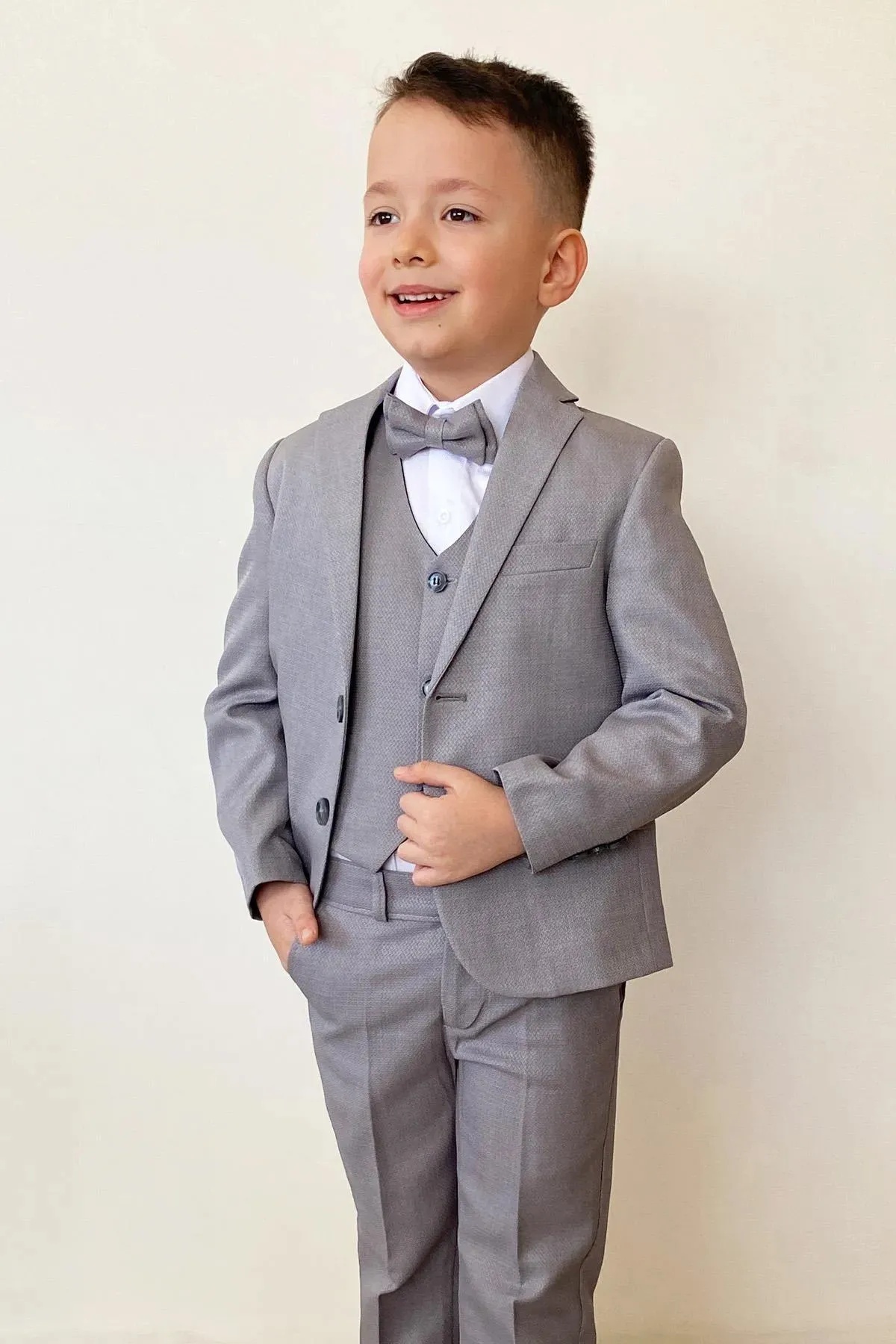 Costume pour garçon avec veste, chemise, pantalon, nœud papillon et gilet