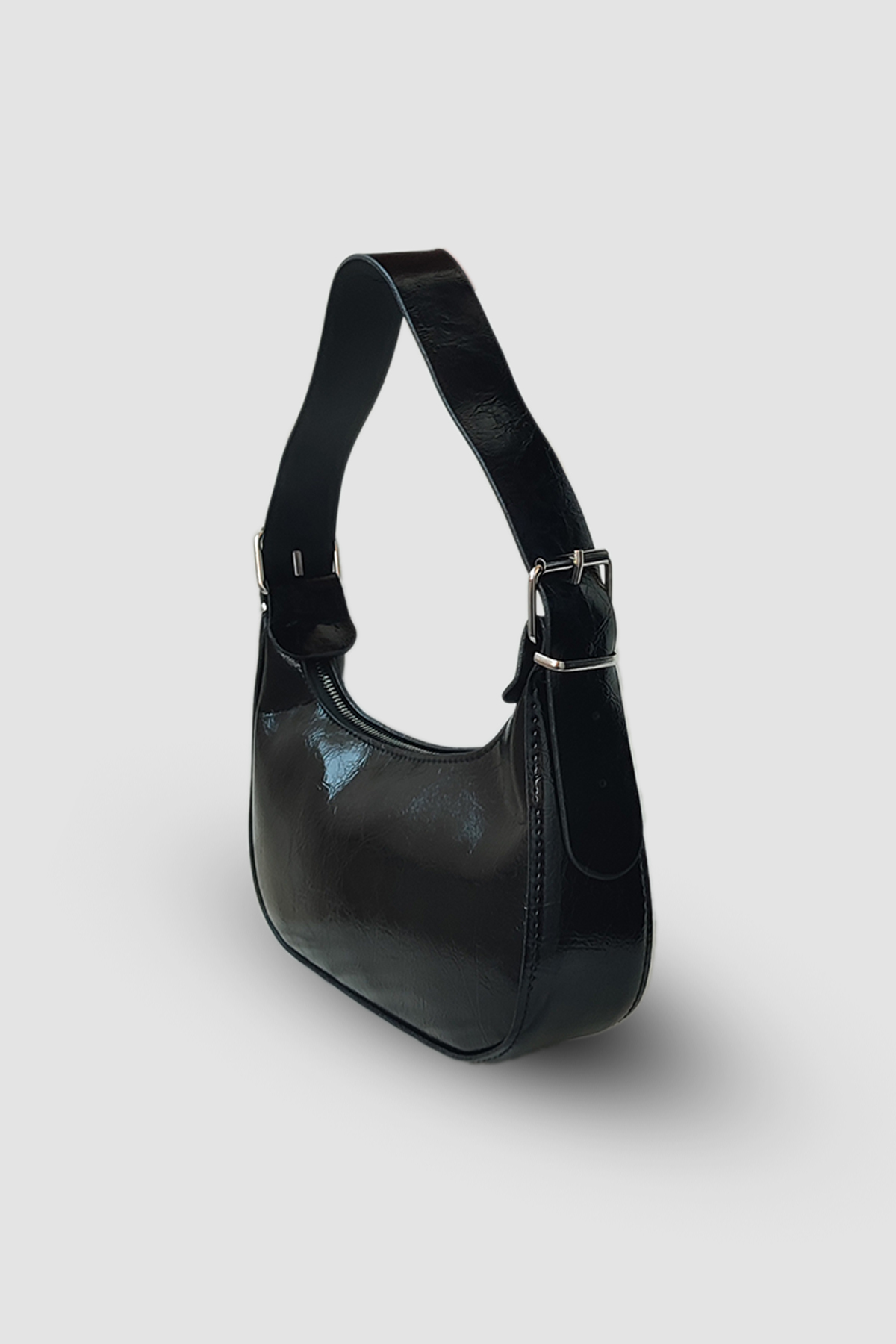 Sac à bandoulière en cuir verni noir