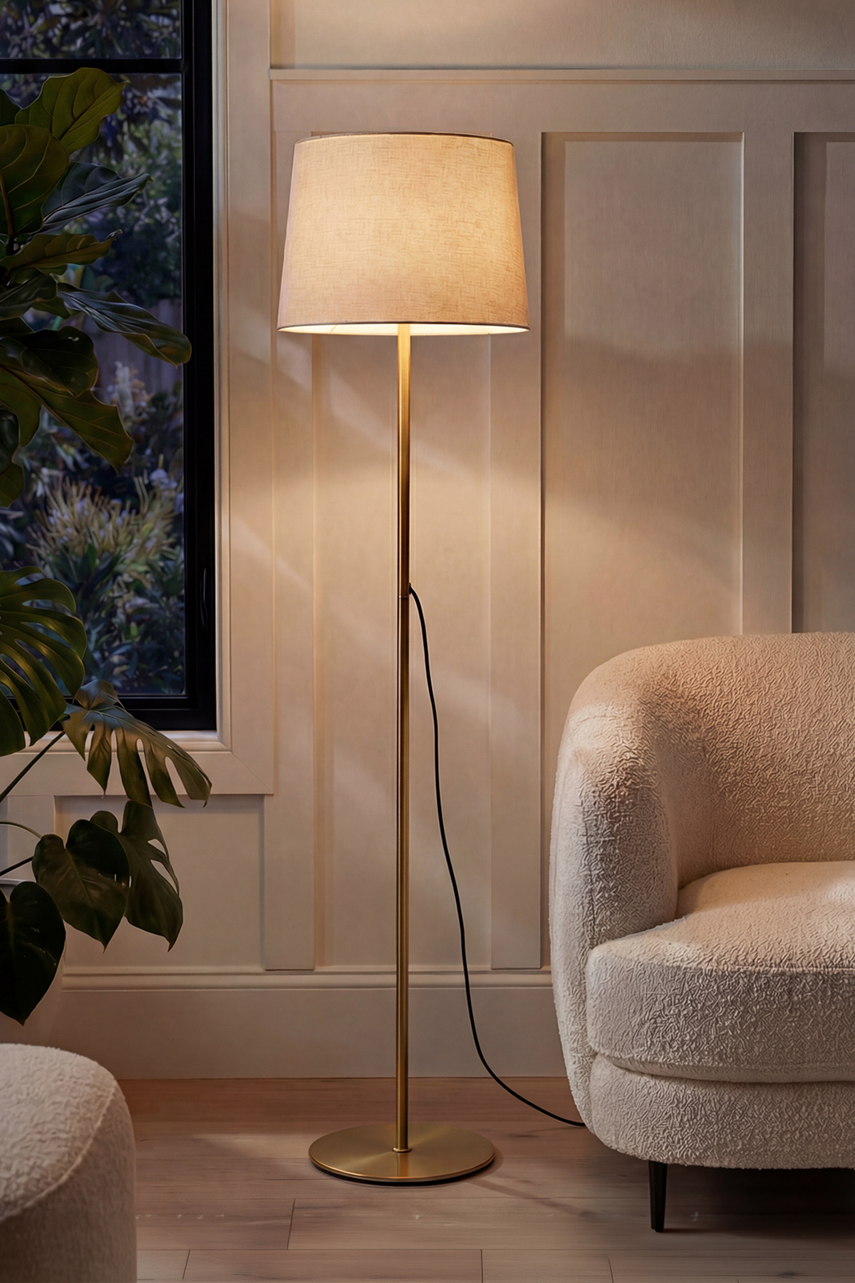 Lampadaire en métal à pied doré avec abat-jour crème Cora patiné pour salon, chambre à coucher & salle de séjour