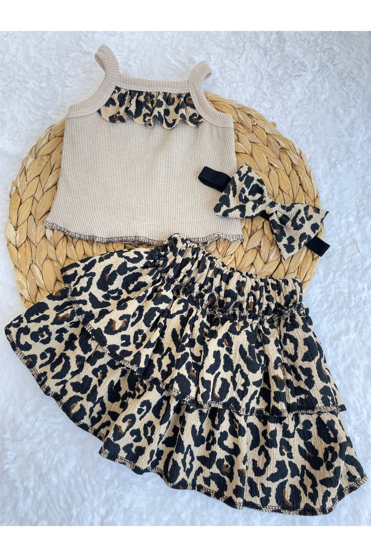 ENSEMBLE DE 4 PIÈCES POUR FILLE : JUPE À VOLANTS IMPRIMÉ LÉOPARD, BLOUSE, BANDEAU ET CHAUSSETTES